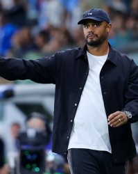 B体育官网下载APP-bsports官方平台-Bsports必一体育官网-图片报：孔帕尼罕见进行公开训练，2200名球迷现场观看